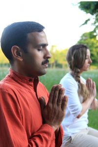 Yoga und Meditation sind feste Bestandteile der täglichen Ayurveda-Praxis. Foto: djd/Staatsbad und Touristik Bad Bocklet/Romana Kochanowski