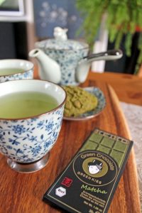 Anstelle den Tee zu süßen, wird in Japan gern eine Süßigkeit zum Tee gereicht. Eine leckere Ergänzung zum Tee ist etwa Grünteeschokolade. Foto: djd/KEIKO Shimodozono International GmbH