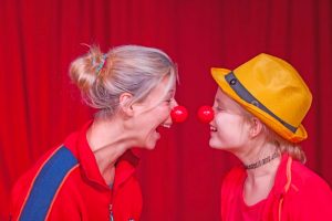 Das Publikum zum Lachen und zum Staunen bringen: In Workshops lernen die jungen Artisten die Geheimnisse der Manege kennen. Foto: djd/Tourismus-Agentur Lübecker Bucht
