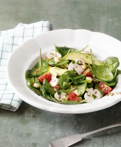 Ein Salat mit Avocado enthält viele pflanzliche Fette und ist ideal als leichtes Mittagessen. Foto: djd/Säure-Basen-Kochbuch „Jeden Tag basisch genießen“/Gräfe und Unzer/Coco Lang