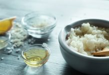 Peeling selbst gemacht: Olivenöl und Zucker für schöne Haut