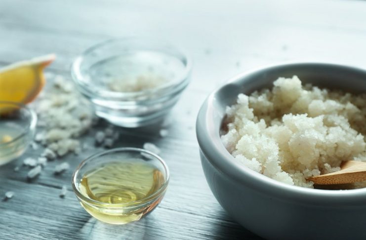 Peeling selbst gemacht: Olivenöl und Zucker für schöne Haut